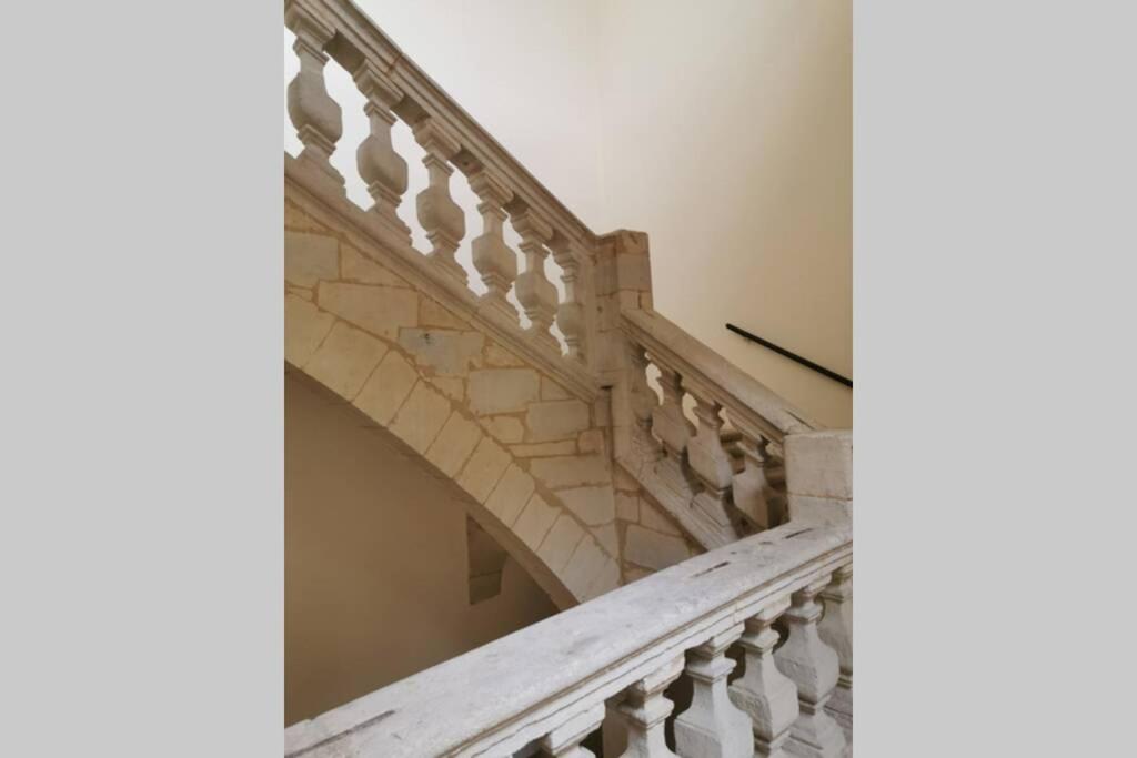 Uzes A Pied, Appartement Dans Cadre D'Exception Buitenkant foto